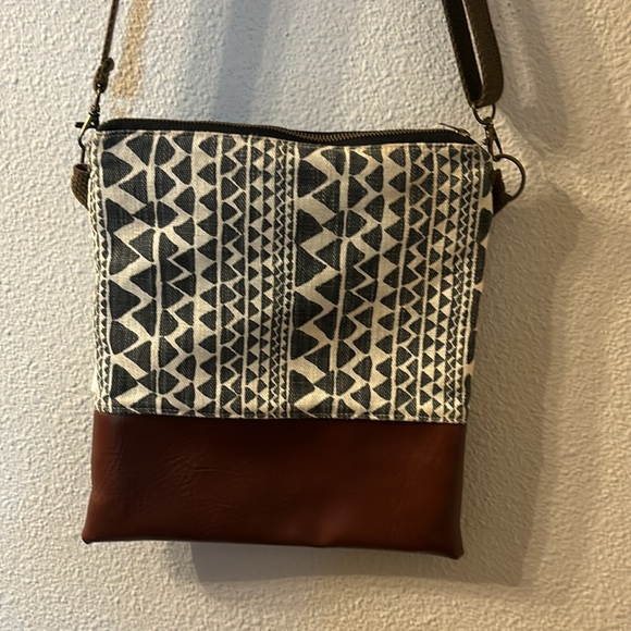 Like new Sweet Tangerine crossbody - Picture 2 of 6